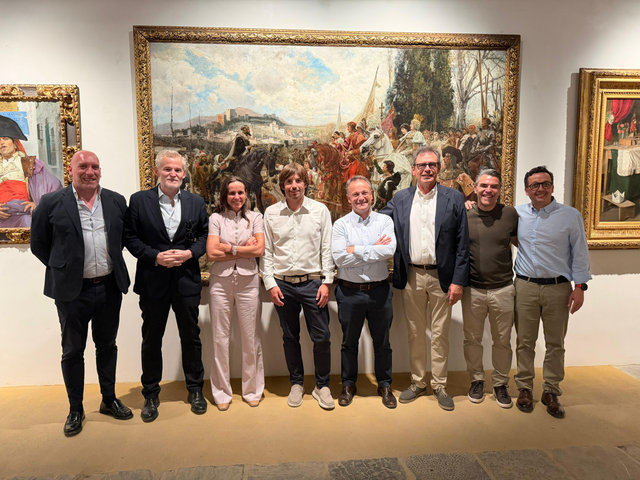 Centro Pablo Hernández, director general de RH Hoteles junto a Helena Rivero Empresaria y presidenta de Bodegas Tradición y resto del equipo de ambas empresas
