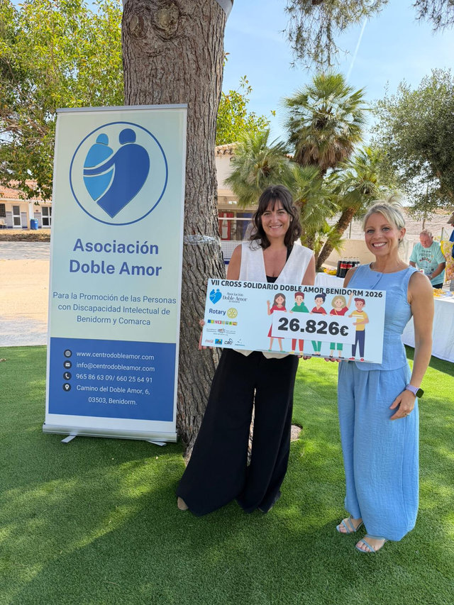 Representantes de RH Hoteles con el cheque de la recaudación de la carrera solidaria