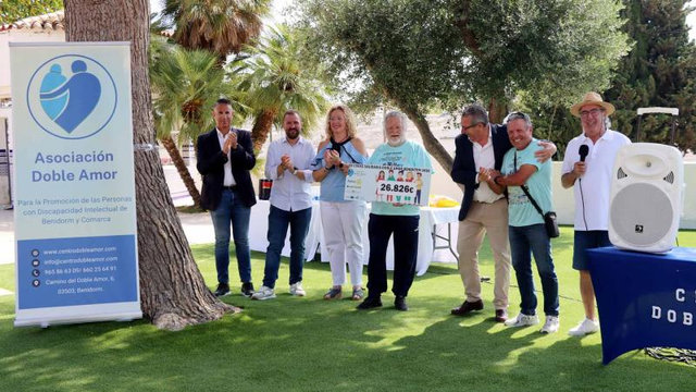 Momento de entrega del cheque con la recaudación de la carrera solidaria de manos del alcalde de Benidorm, Toni Pérez