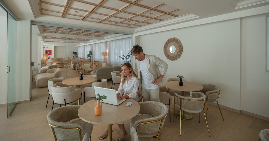 Pareja en salón