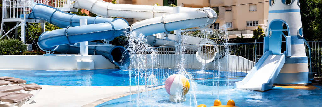 Piscina con toboganes
