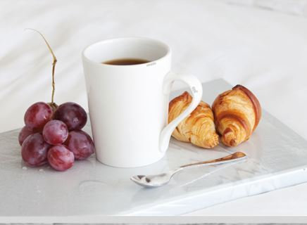 Café, uvas y croisants