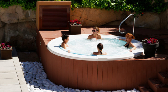 JACUZZI EXTERIOR