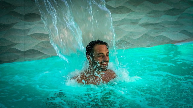 Hombre en piscina spa