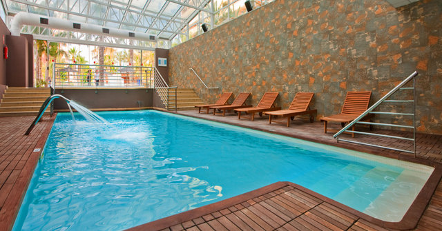 Pareja en piscina spa