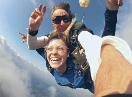 pareja en el aire