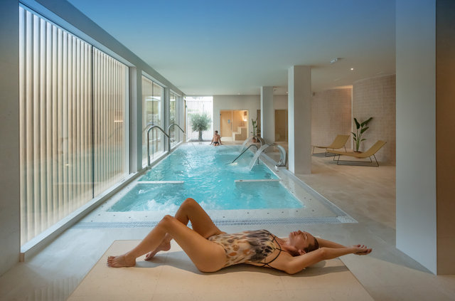 Pareja en piscina spa