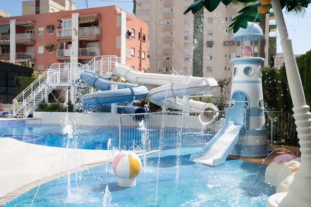Piscina toboganes