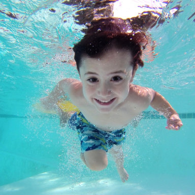 Niño bajo el agua