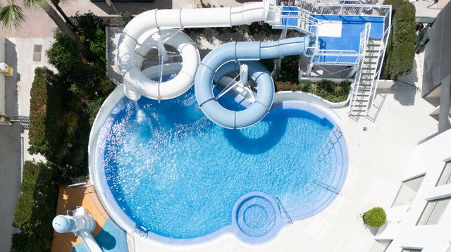 Piscina toboganes
