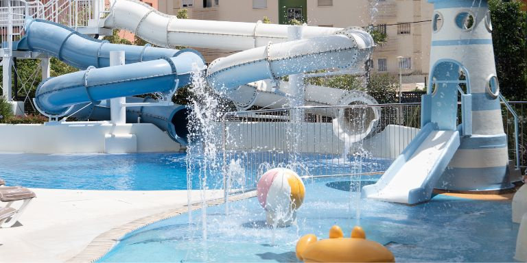 Piscina con toboganes