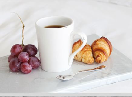 Fruta, café y bollería