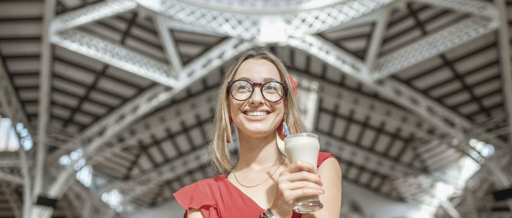 Chica con batido