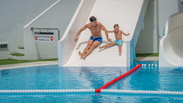 Hotel RH Princesa: piscina con toboganes acuáticos 