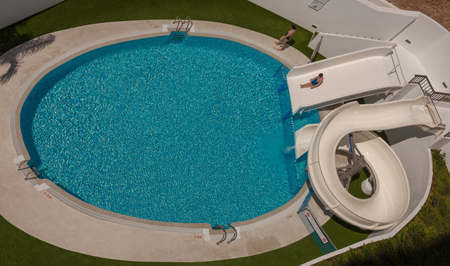 Vista completa de la piscina con toboganes acuáticos del Hotel RH Princesa