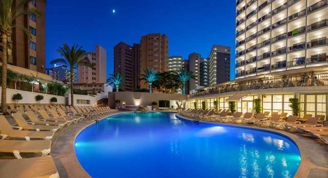 Vista nocturna de la piscina principal del Hotel RH Princesa
