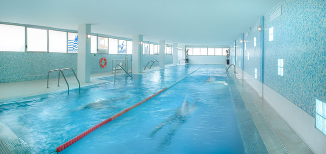 Piscina climatizada semi olímpica del Hotel RH Princesa