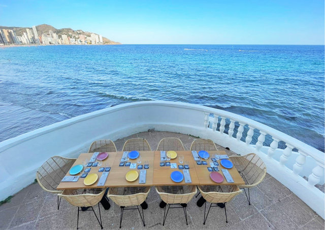 Mesa para cenas privadas en la terraza D.VORA BEACH del Restaurante D.VORA de Benidorm