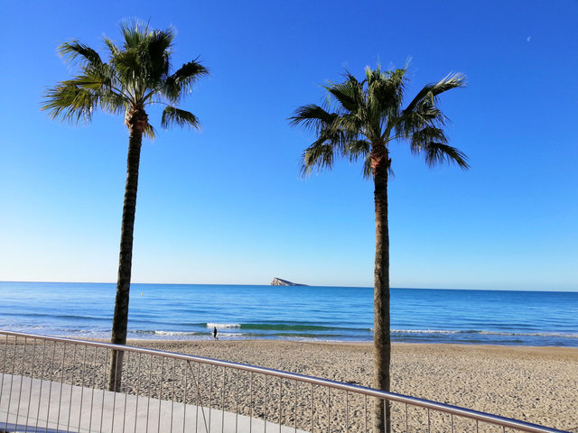 Hotel RH Corona del Mar se ubica frente a la Playa de Poniente de Benidorm