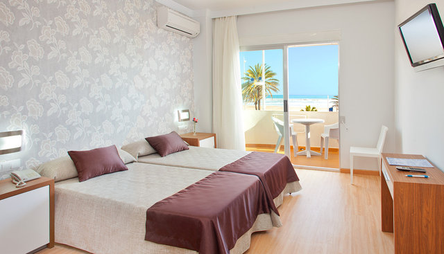 Habitación con terraza y vista mar del Hotel RH Riviera