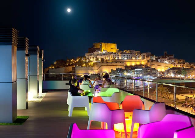 Vista nocturna desde la terraza Chill Out del Hotel RH Portocristo de Peñíscola. 