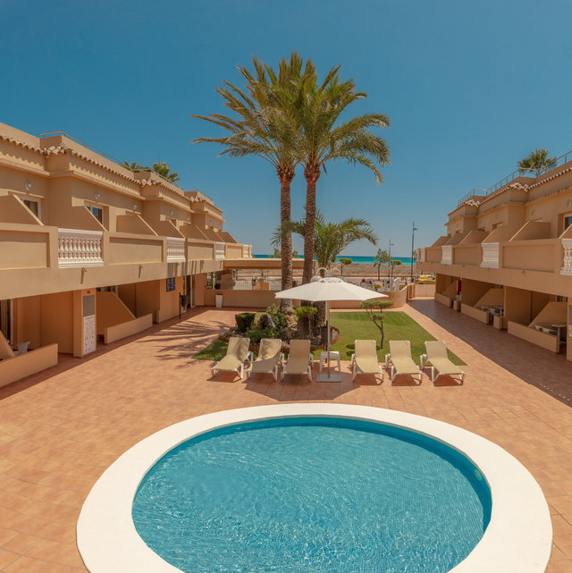 Área de piscinas del Hotel RH Casablanca Suites. 