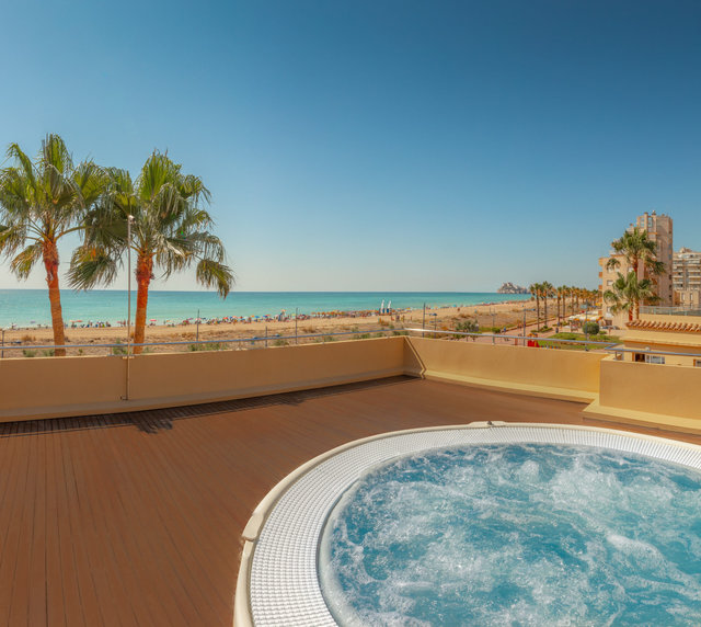 Jacuzzi exterior con vistas al mar del Hotel Casablanca Suites en Gandía.