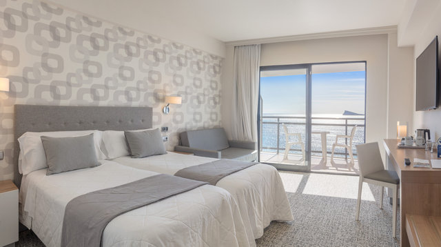 Habitación con terraza y vistas al mar del Hotel RH Corona del Mar