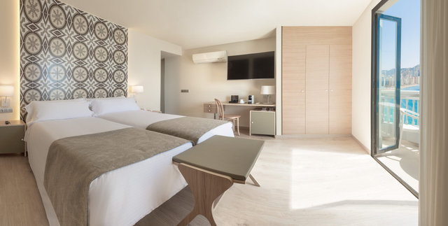 Habitación con terraza y vistas al mar del Gastrohotel RH Canfali