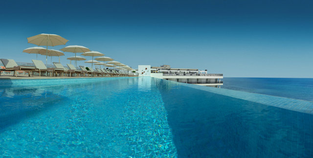 Piscina infinity UNIQ ubicada en el Hotel RH Bayren &amp; Spa en primera línea de la playa de Gandía. 