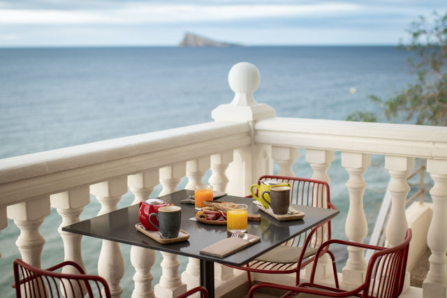 Desayunar frente al Mediterráneo en Benidorm