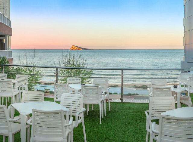 Vistas de la playa de Poniente desde la Piscina del Hotel RH Corona del Mar en Benidorm