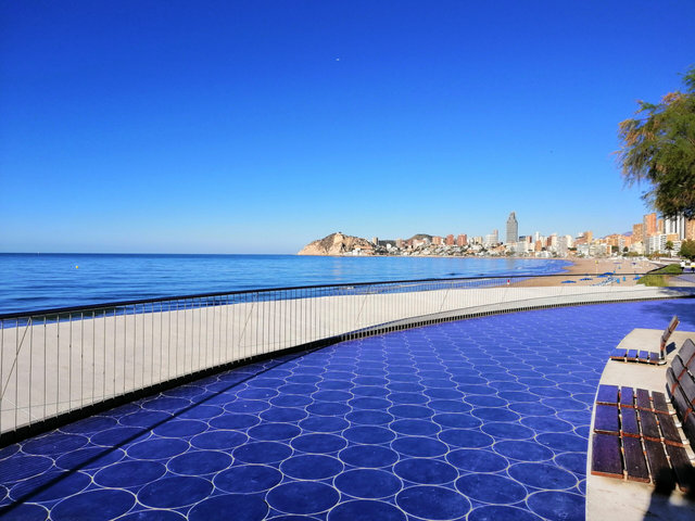 Paseo de la Playa de Levante de Benidorm, perfecto para caminar.