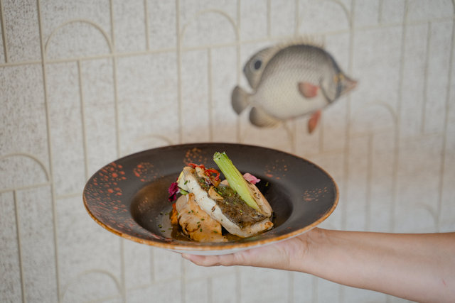 Rodaballo asado con menier de miso y chile sobre patatas revolconas del restaurante de la provincia de Alicante D·Vora