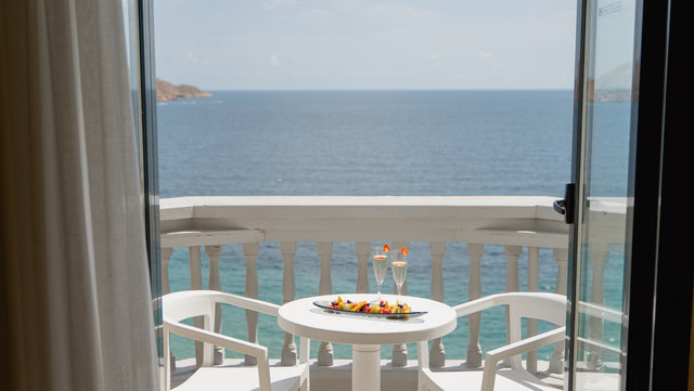 Terraza de la habitación vista mar del Gastrohotel RH Canfali donde celebrar San Valentín en Benidorm