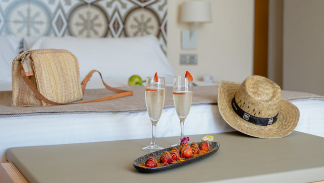 Decir "te quiero" en Benidorm en una habitación romántica. Celebrar San Valentín en Benidorm