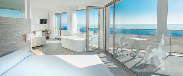 Habitación con vistas al mar, bañera de hidromasaje y terraza del Hotel RH Bayren &amp; Spa de Gandía.