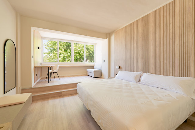 Habitación con madera como elemento de construcción y decorativo
