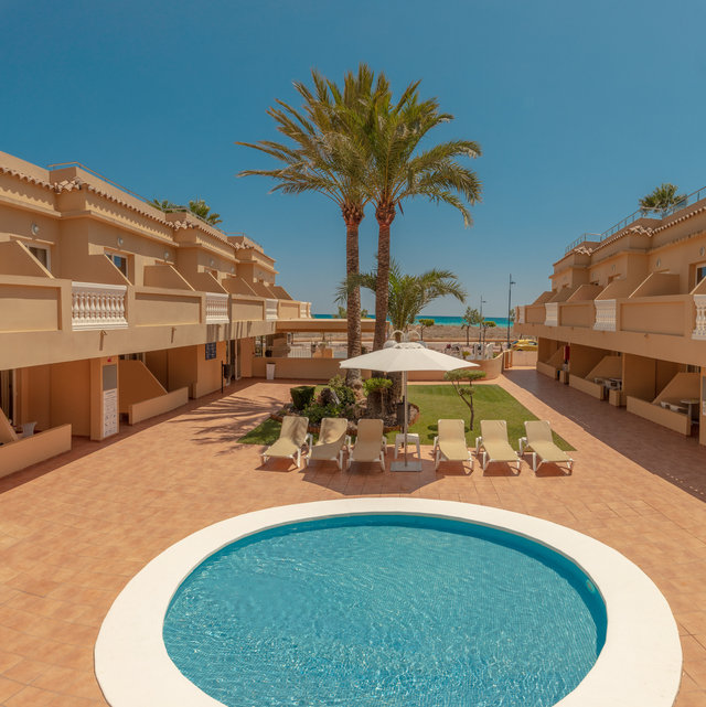 Área de piscinas del Hotel RH Casablanca Suites.