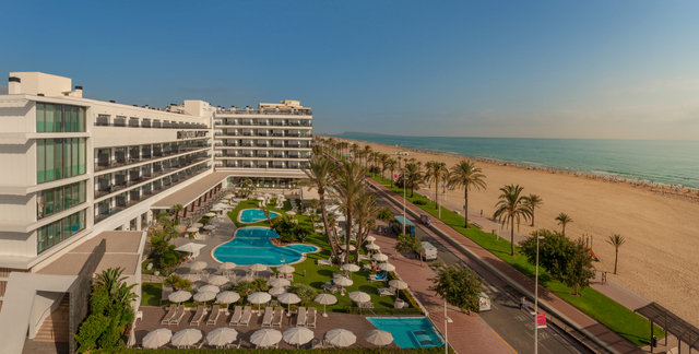 Hotel RH Bayren &amp; Spa en primera línea de la playa de Gandía.