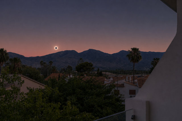Eclipse solar sobre las montañas